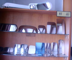 東莞市興隆玻璃鏡片廠 東莞市寮步鎮(zhèn)西溪工業(yè)區(qū) 化妝鏡鏡片 相框玻璃 放大鏡 后視鏡,刻花玻璃 霧化玻璃 絲印.燈飾玻璃.加工產(chǎn)品有切割方形 異型 圓形 半圓形 橢圓形 心形 梯形 菱形等適應(yīng)于像框 鐘面 化妝鏡,玩具箱包 手袋 化妝鏡 折疊鏡 雙面鏡 五金